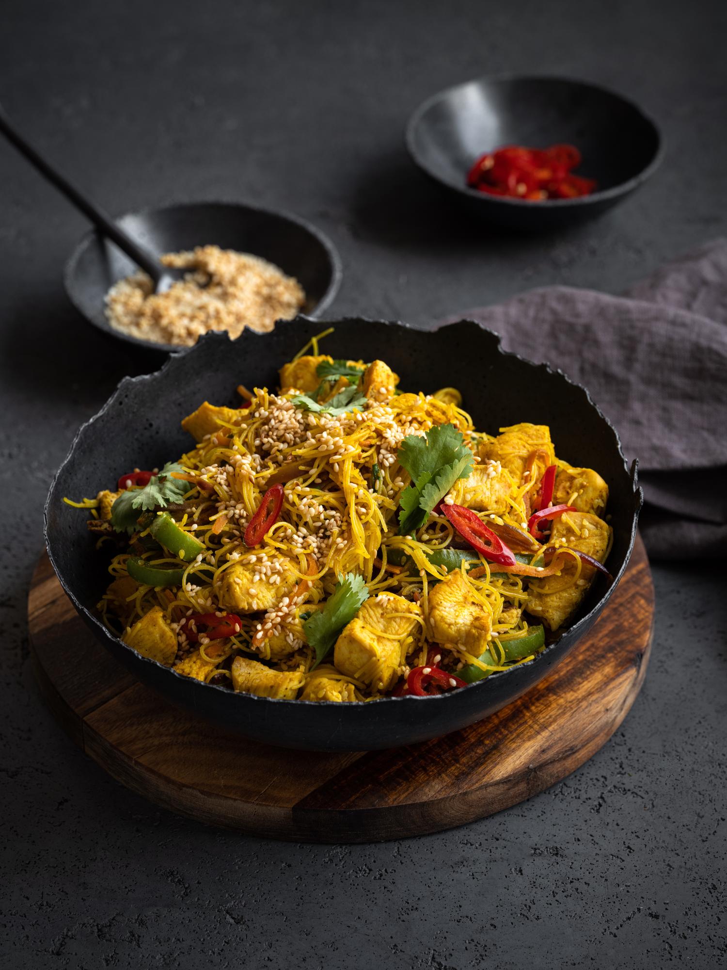 Makaron ryżowy z kurczakiem i curry