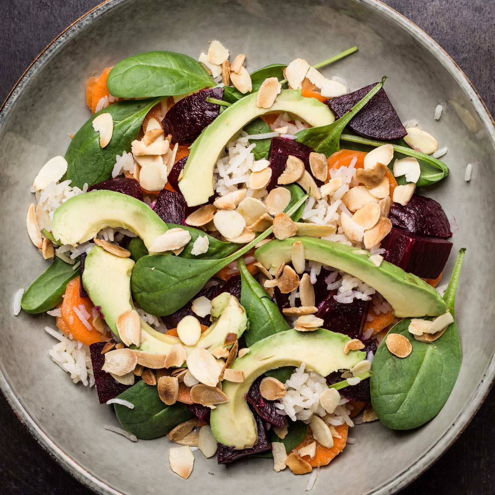 Sałatka z ryżu i buraczków w sosie słodko-kwaśnym