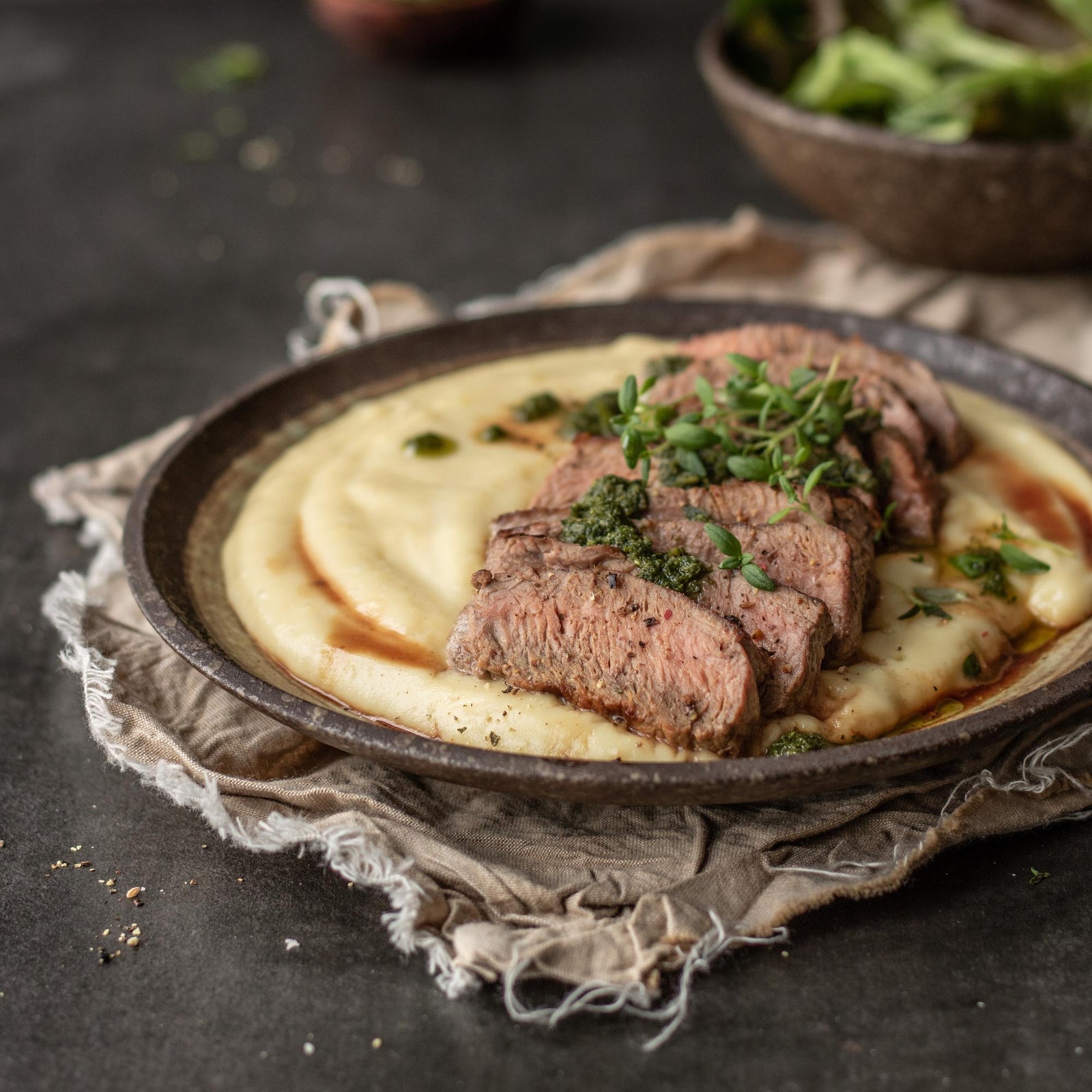 Rumsztyk wołowy z puree z pasternaka i pesto tymiankowym