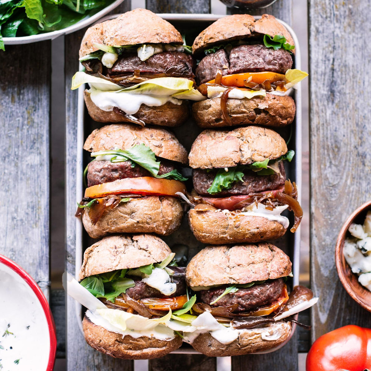 Burger wołowy z cebulowym chutney