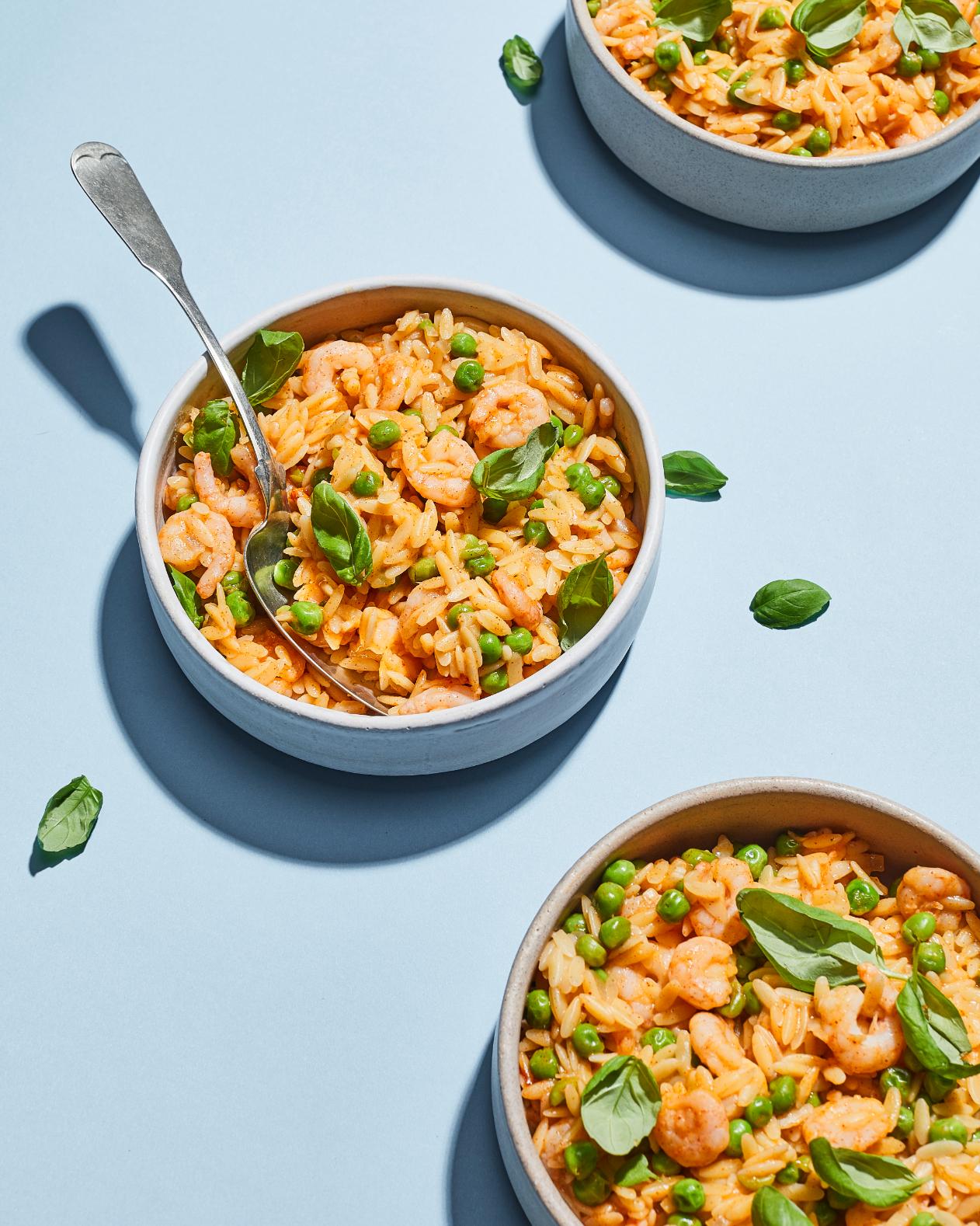 Risotto z makaronu ryżowego z krewetkami i groszkiem