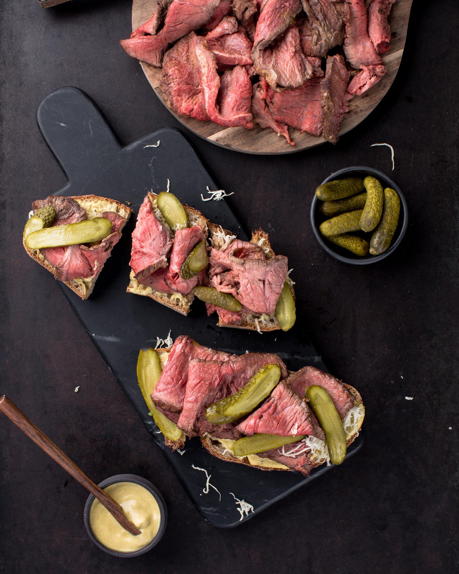 Roastbeef z chrzanem i ogórkiem