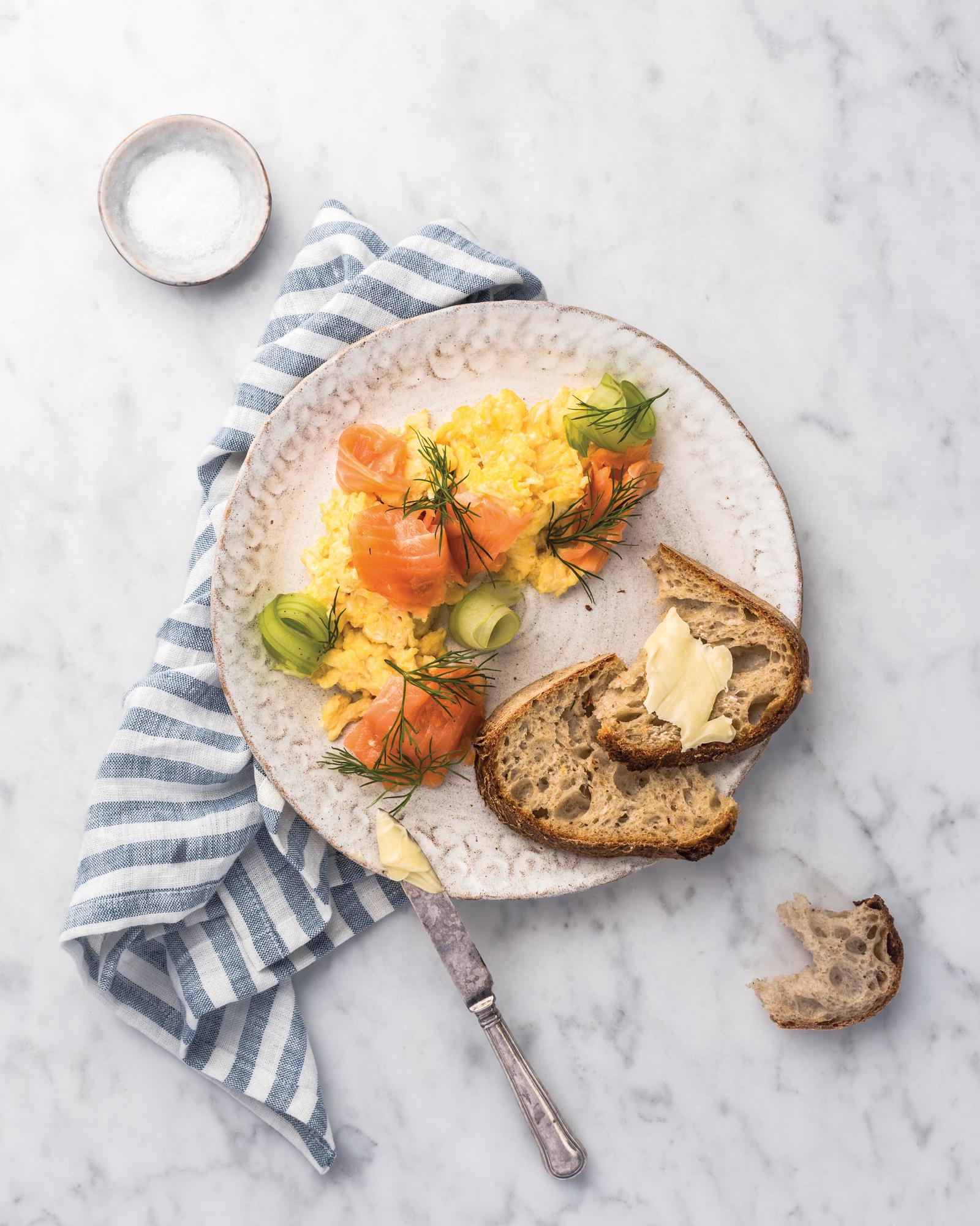 Jajecznica z wędzonym łososiem