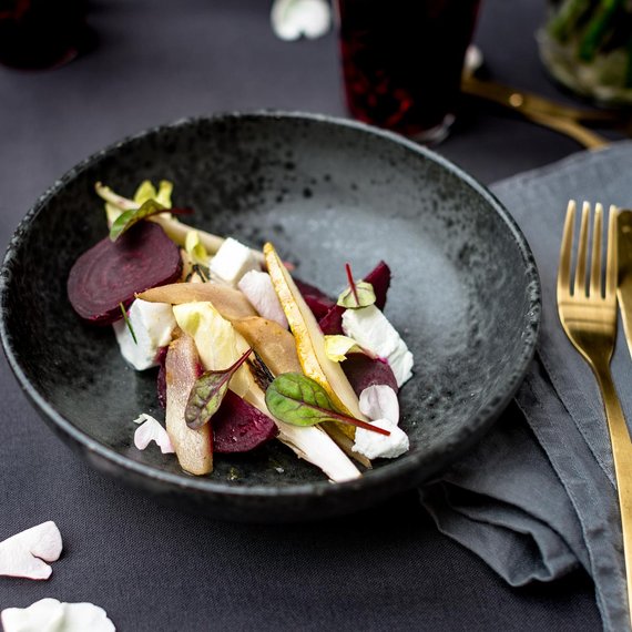 Sałatka z cykorią, gruszką i serem kozim