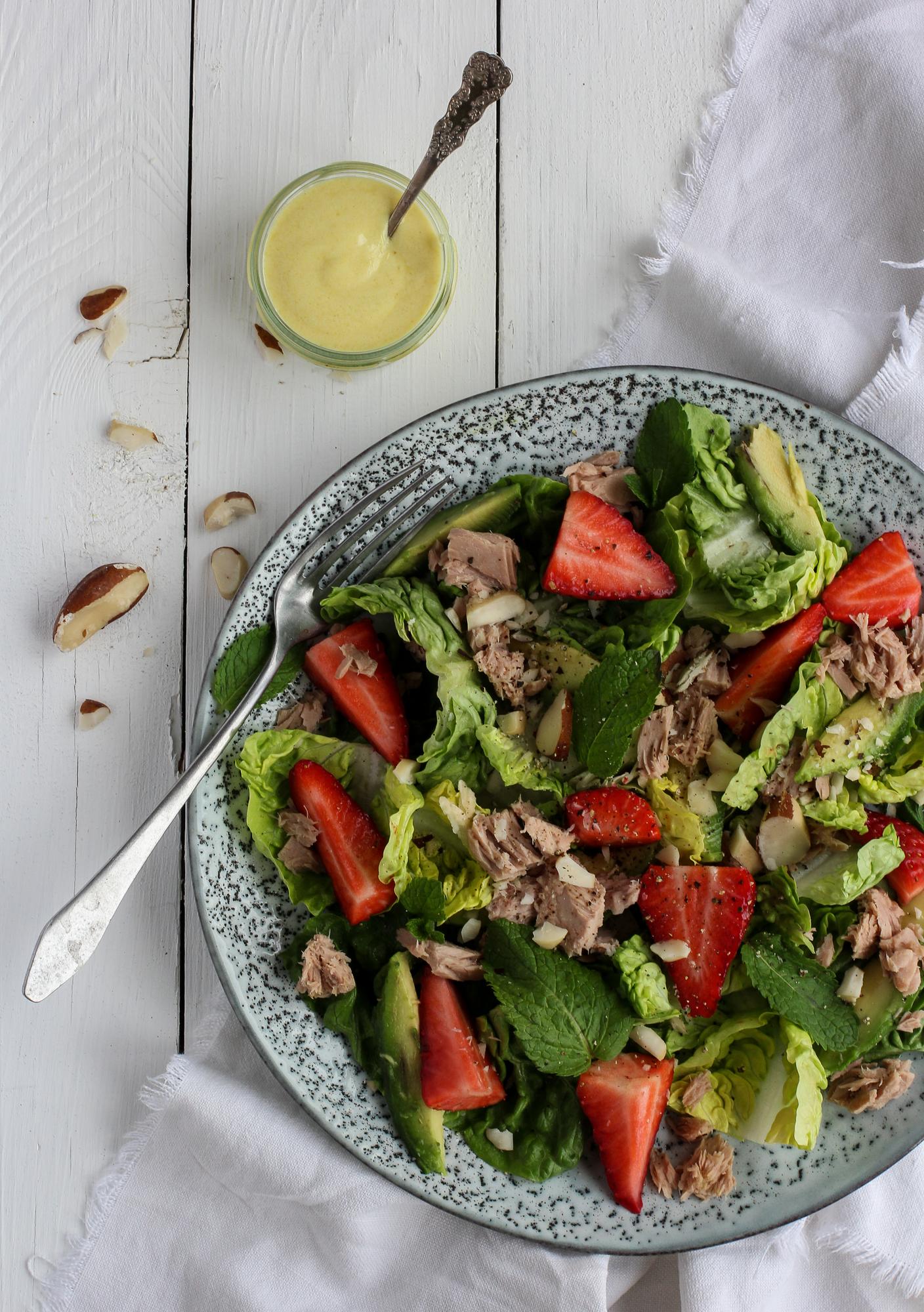 Sałatka z tuńczykiem i truskawkami