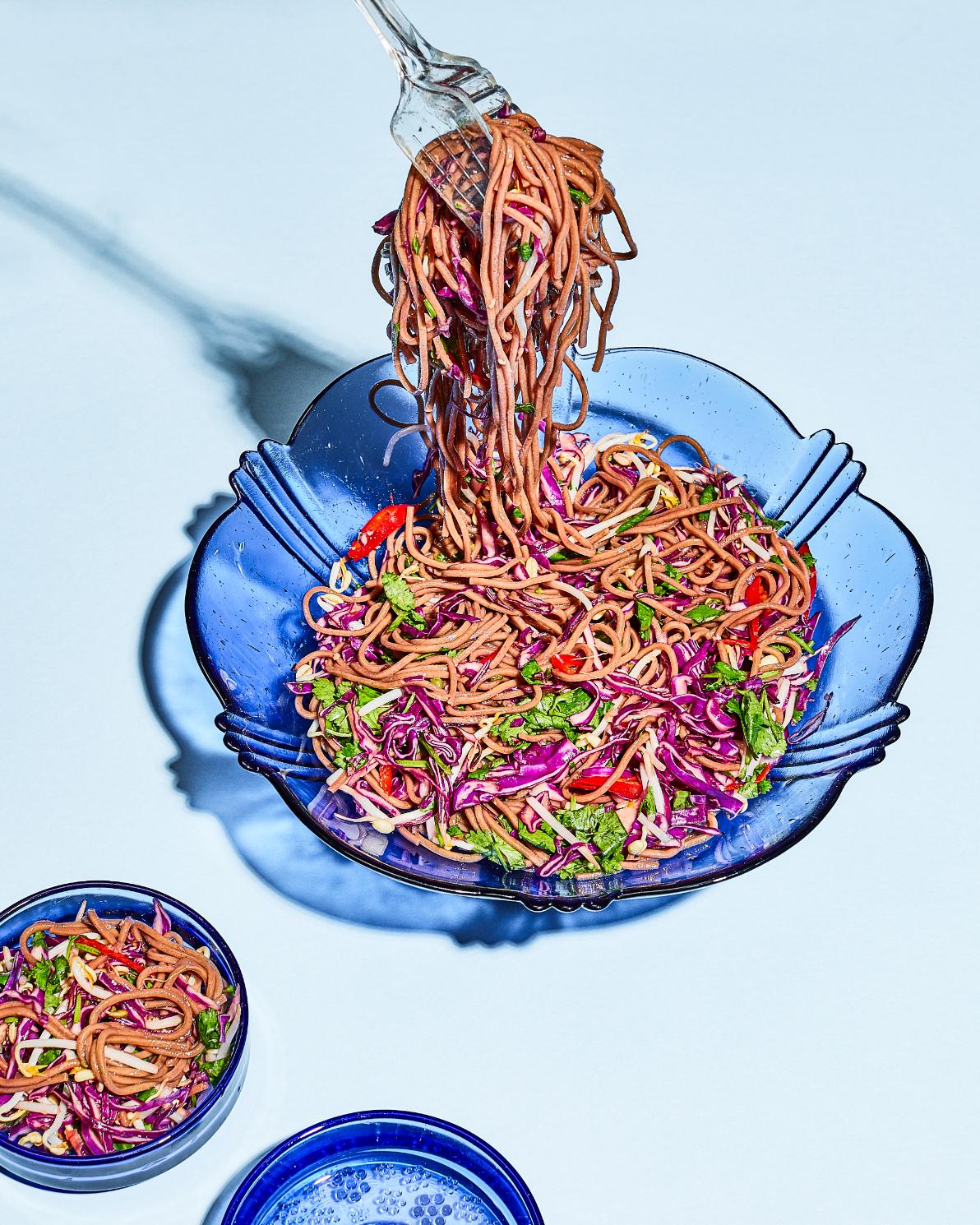 Sałatka z czerwoną kapustą, kolendrą i makaronem soba