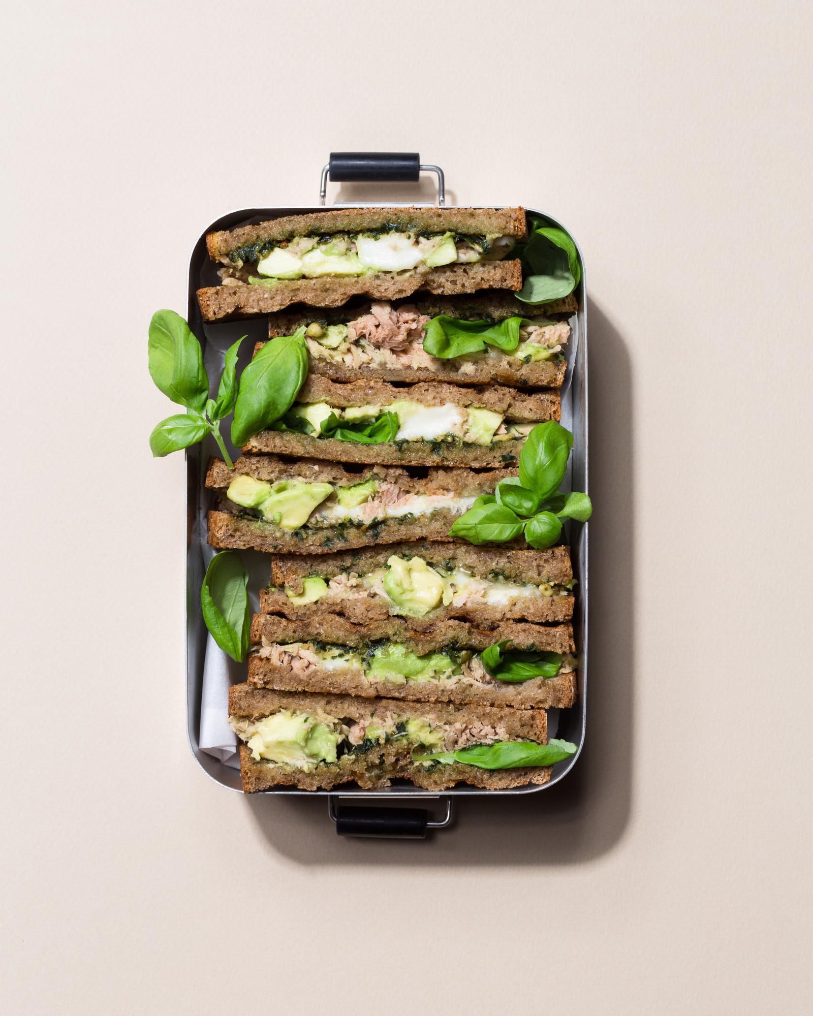 Tost z tuńczykiem i awokado