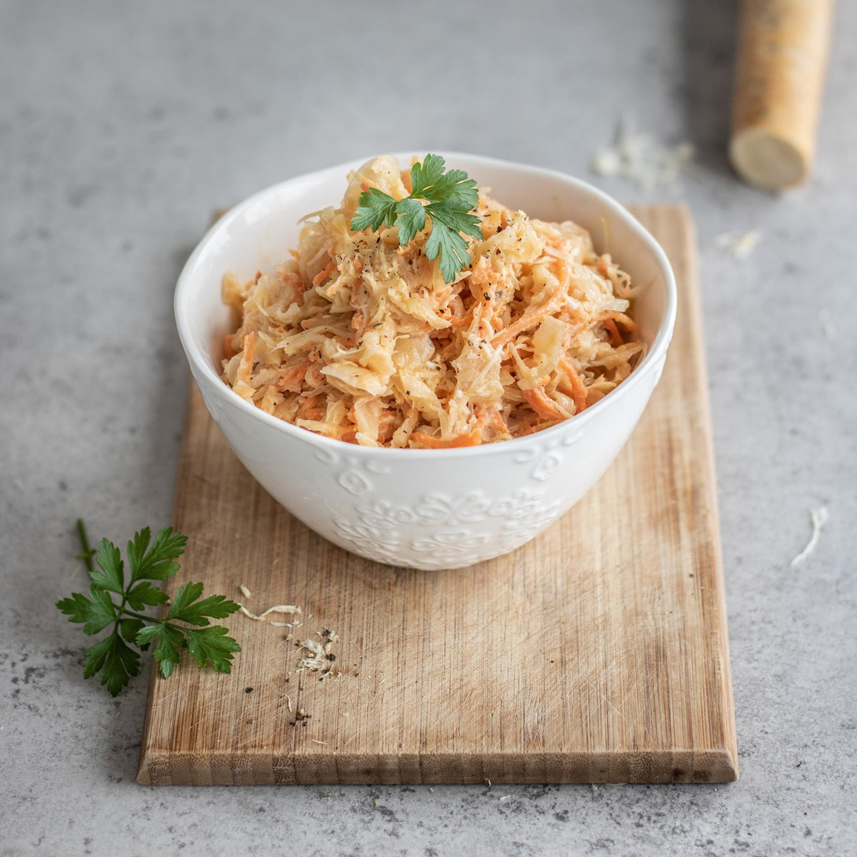 Surówka coleslaw z kiszonej kapusty