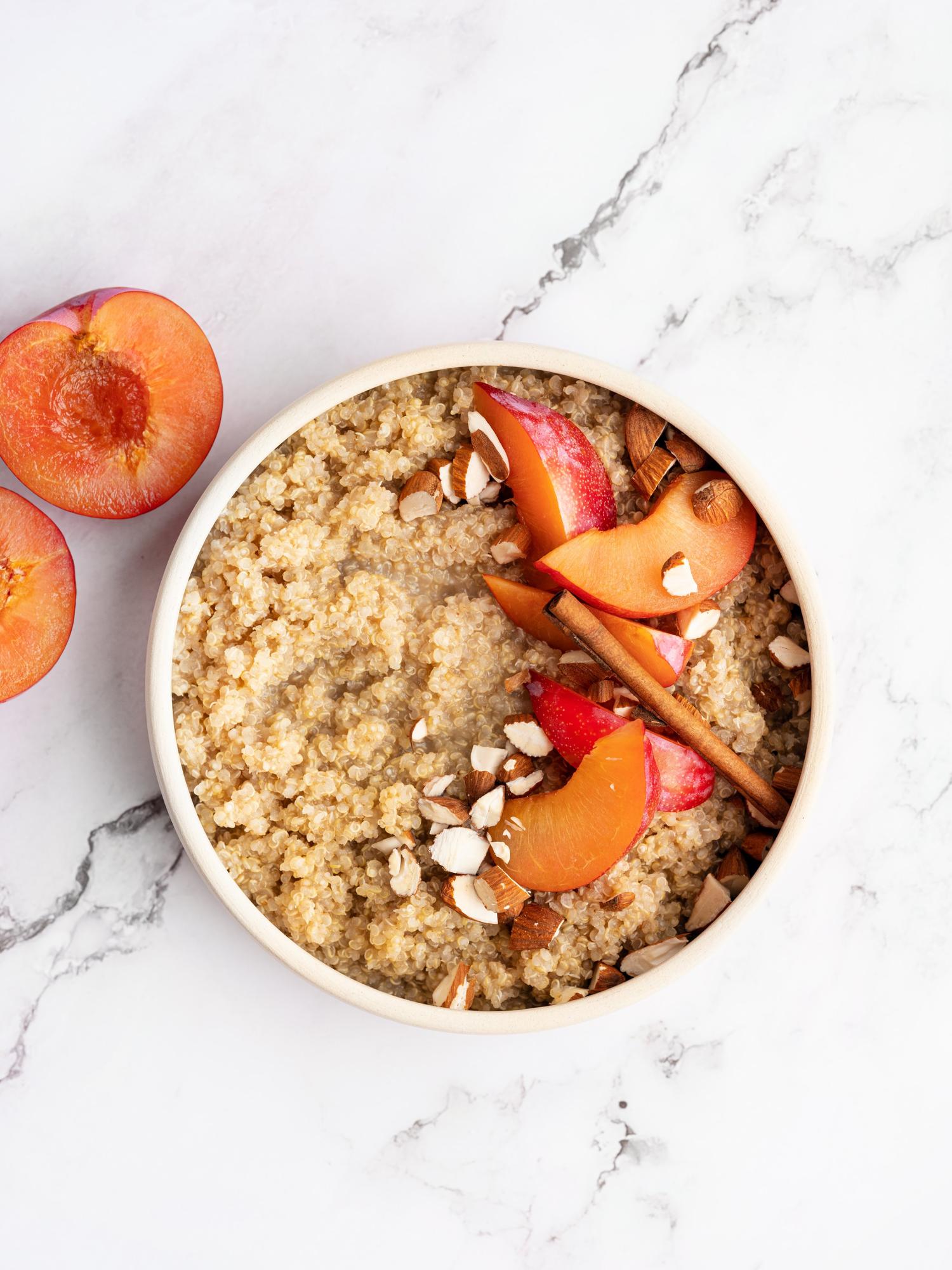Słodka owsianka quinoa z cynamonem