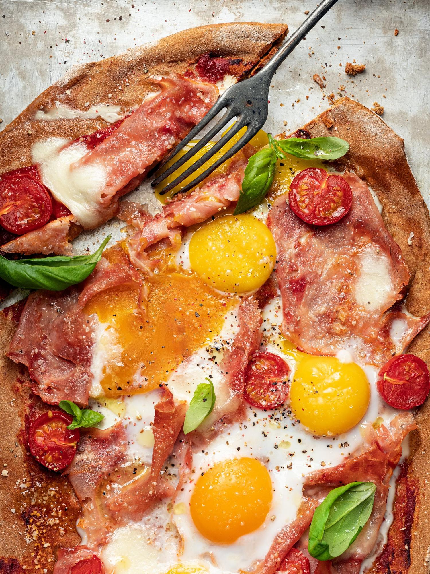 Śniadaniowa pizza z jajkami