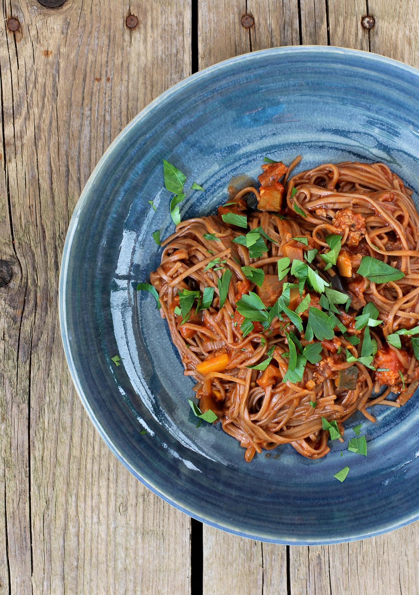 Makaron soba z mięsem mielonym i warzywami
