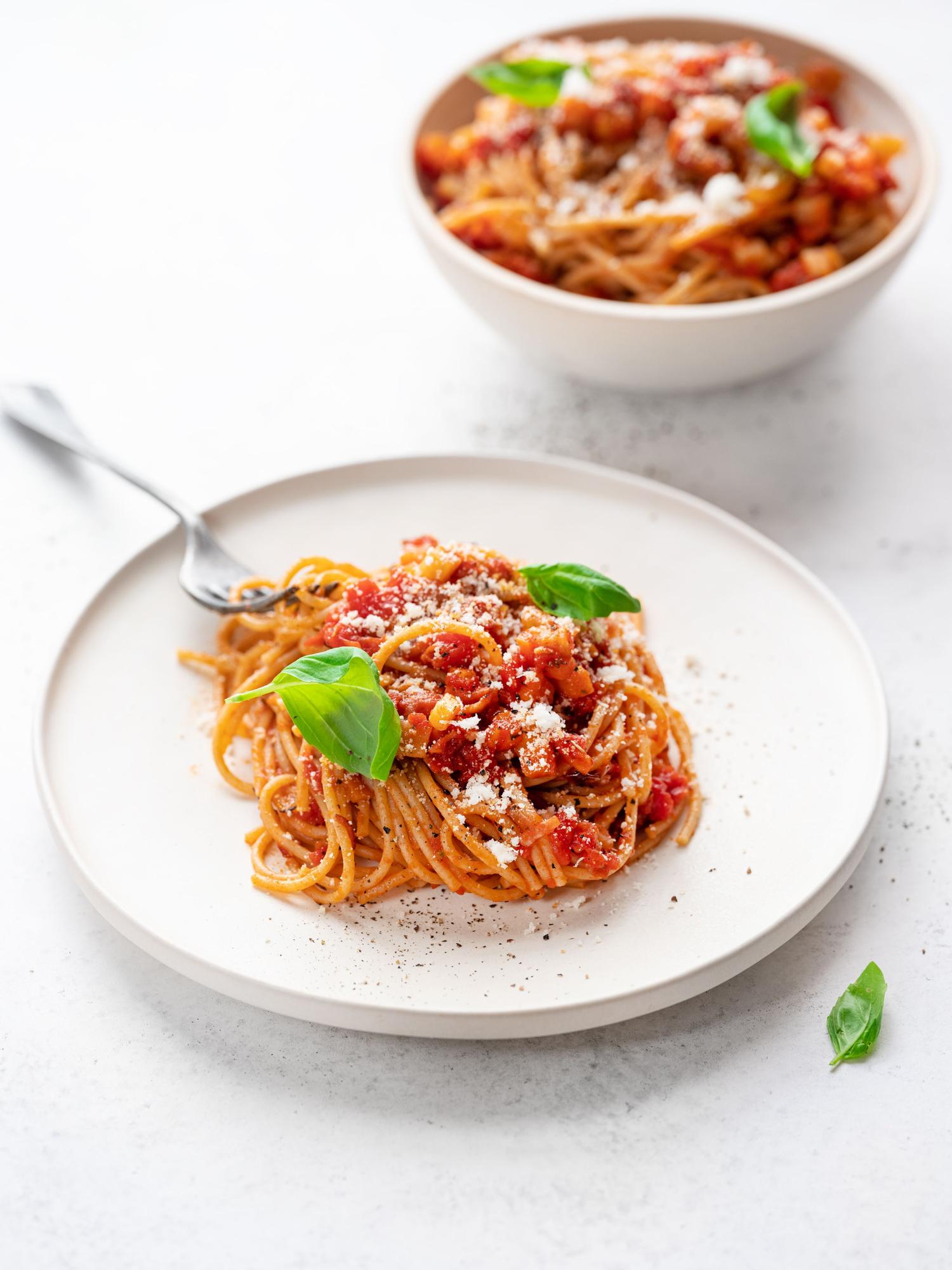Spaghetti z sosem pomidorowym i suszonym boczkiem