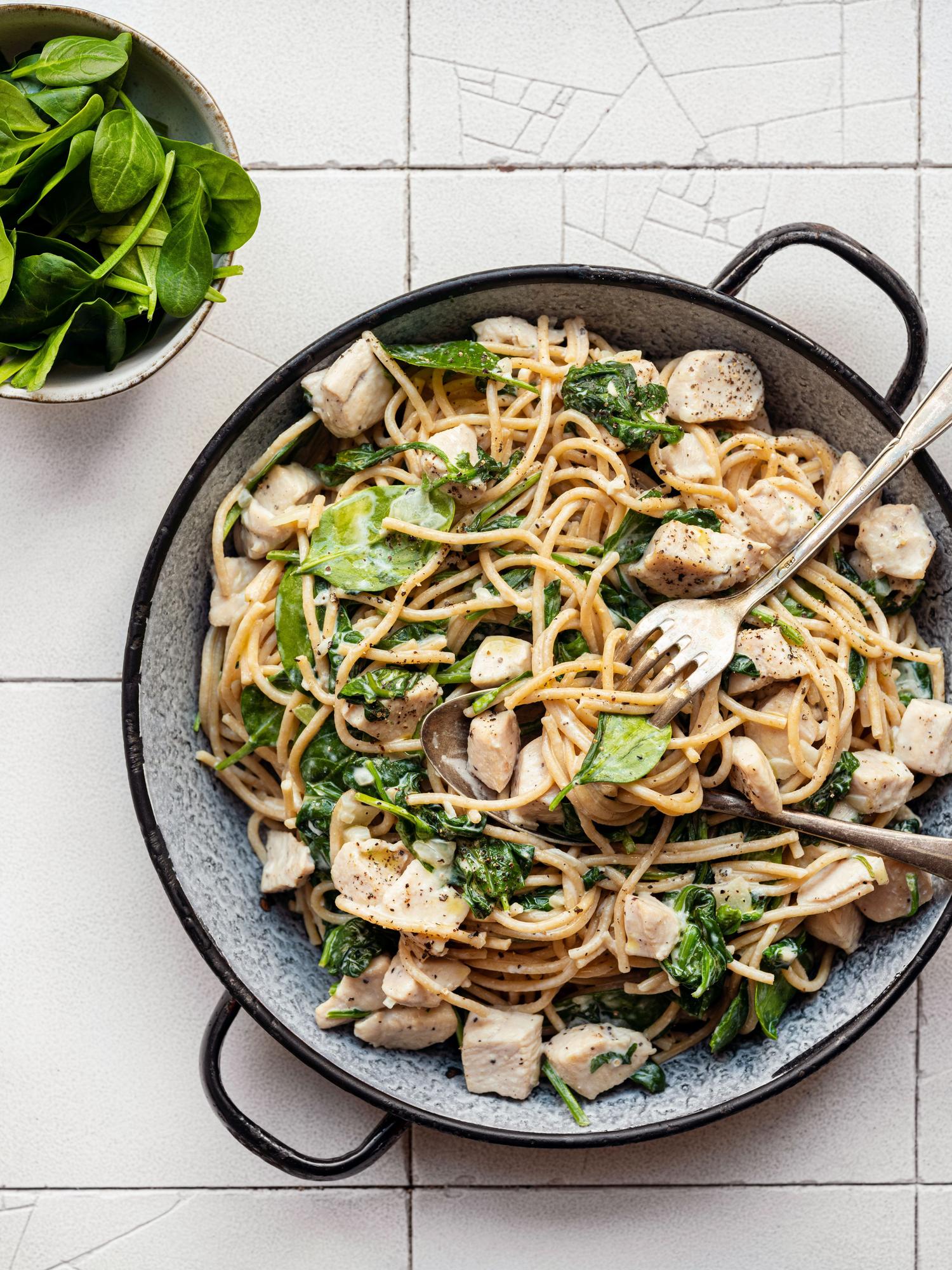 Spaghetti ze szpinakiem, serem i kurczakiem