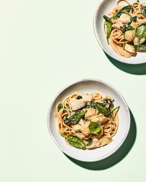 Spaghetti z indykiem, karczochami i szpinakiem