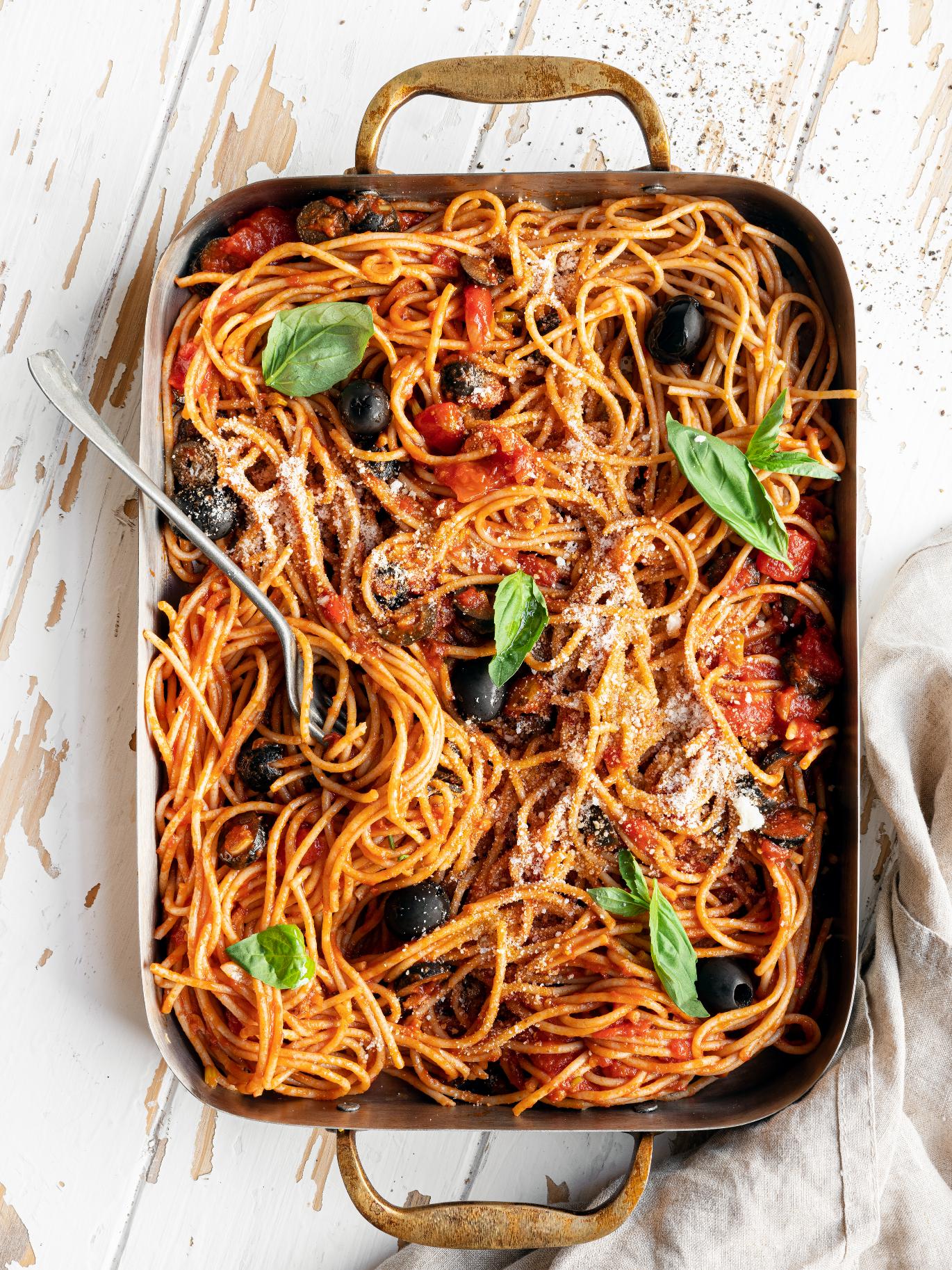 Spaghetti z sosem pomidorowo-bazyliowym i oliwkami