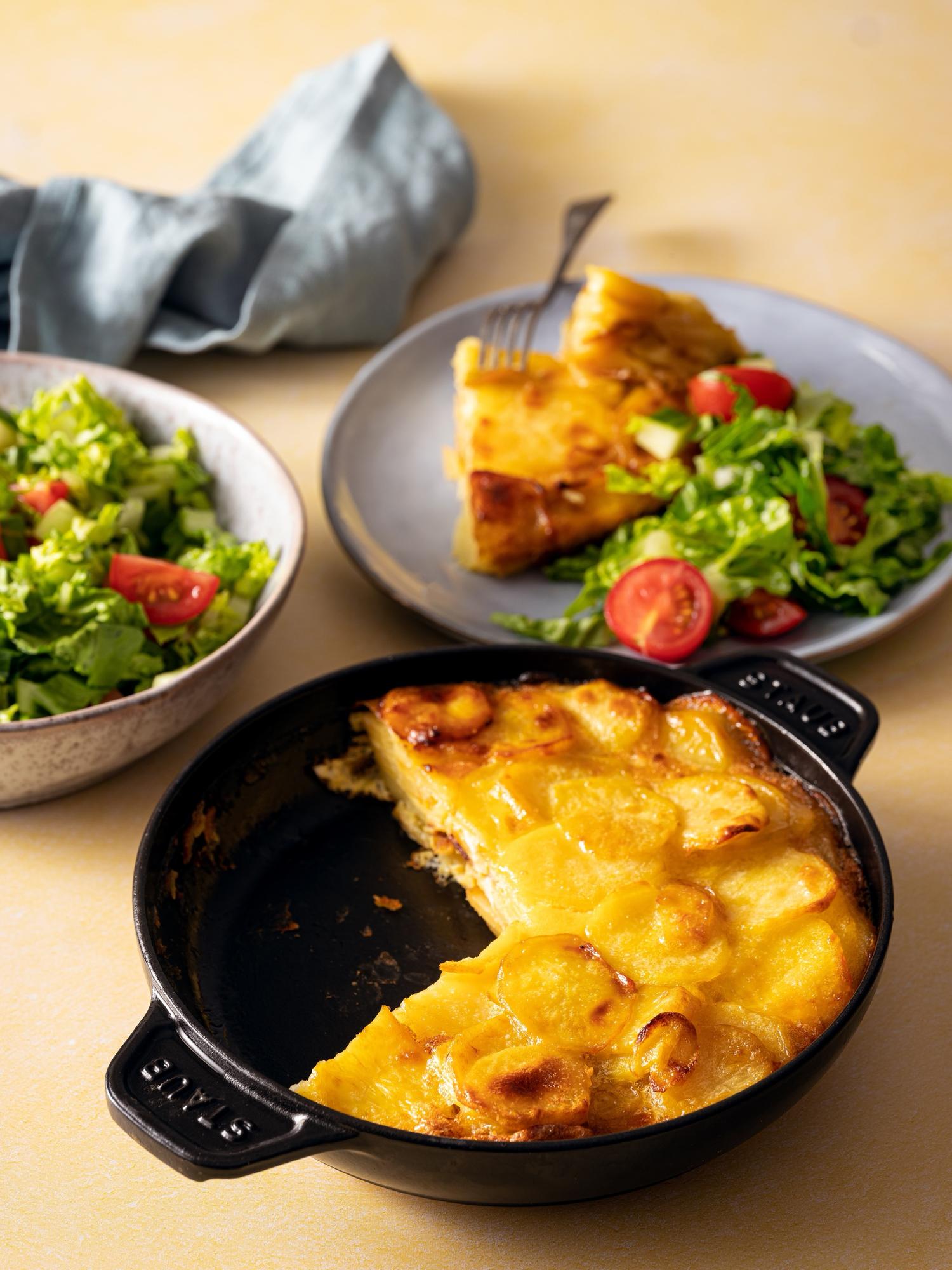 Hiszpańska tortilla ziemniaczana z sałatką