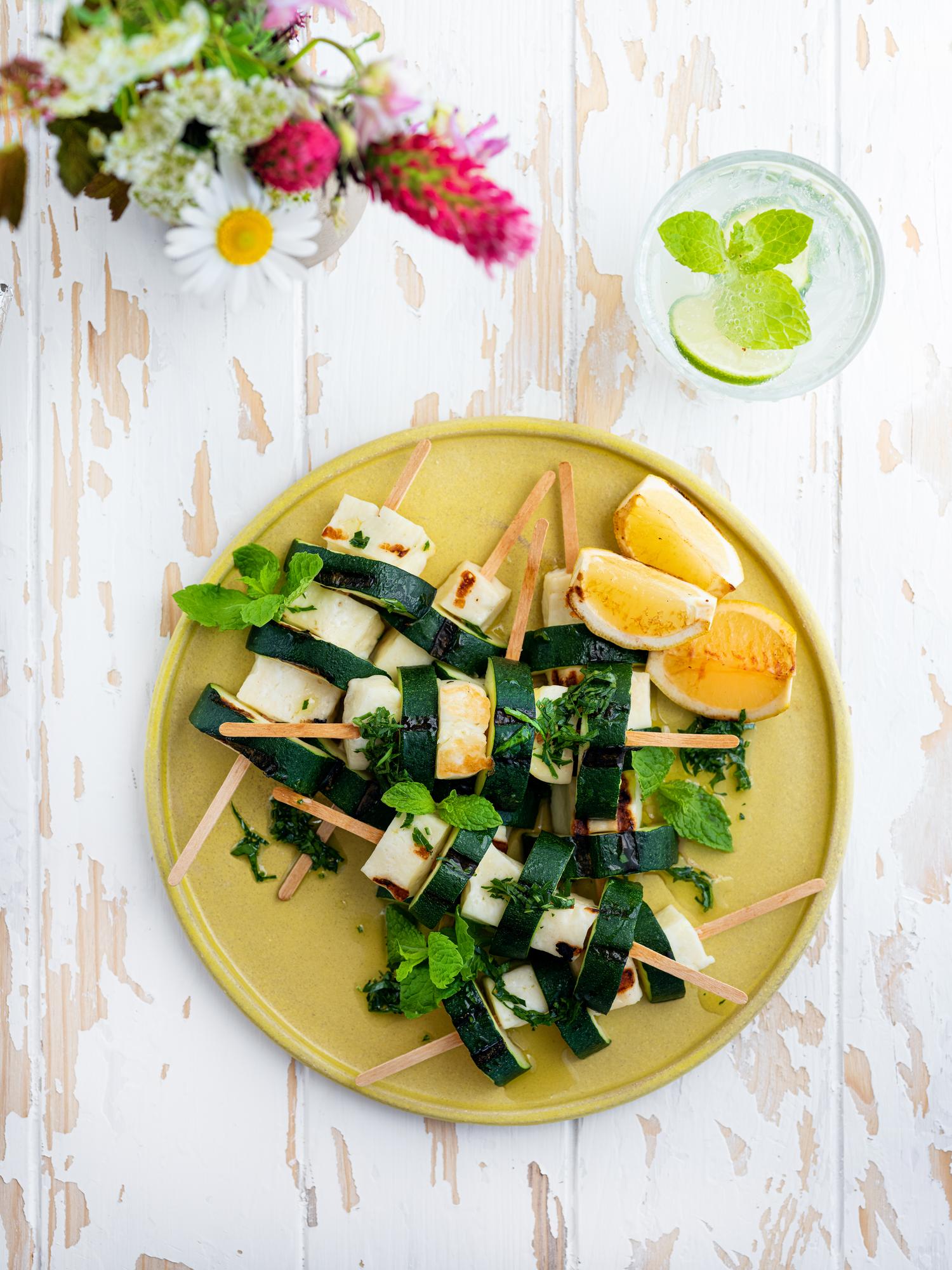 Szaszłyki z cukinią i serem halloumi