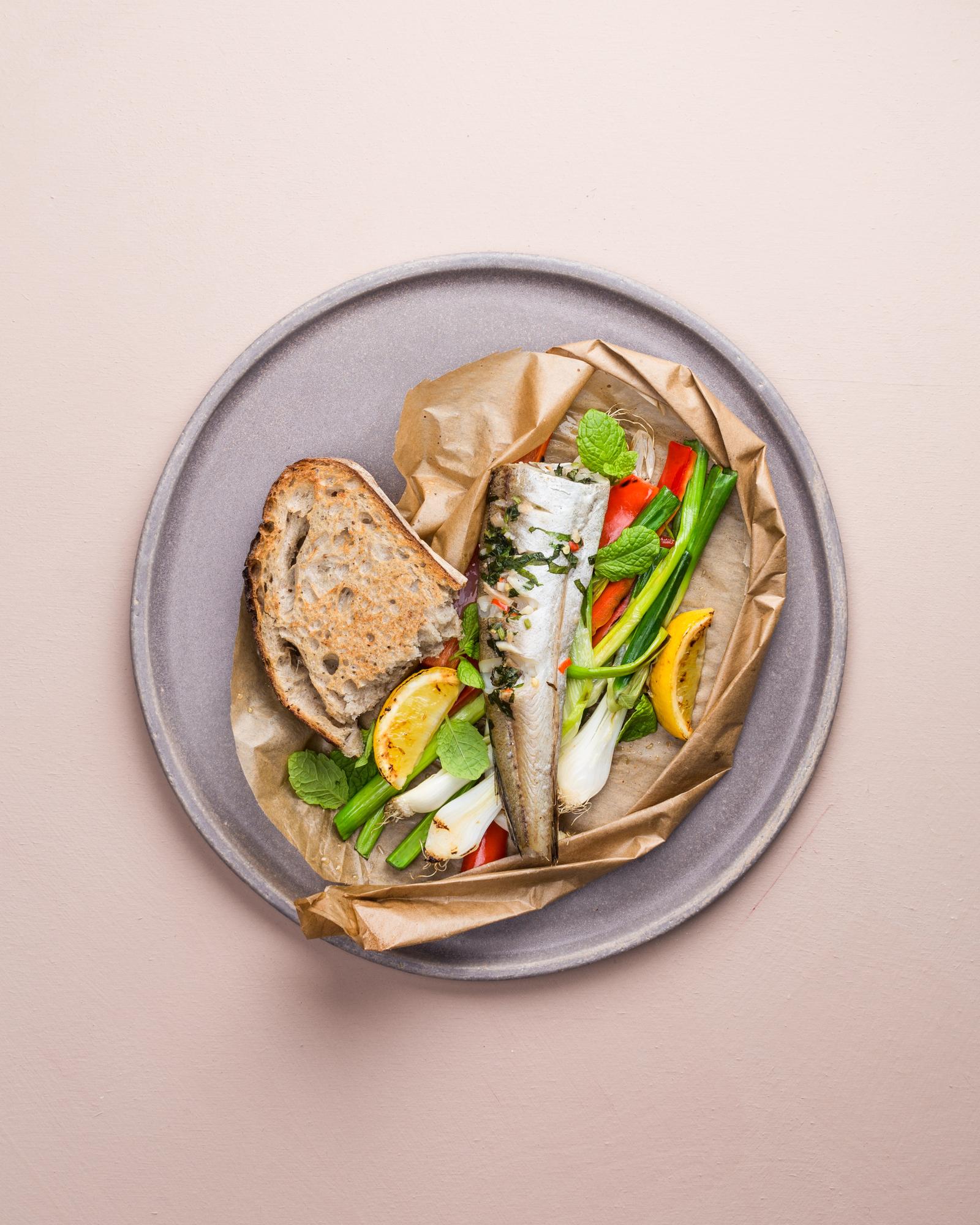 Szczupak w papilote z cebulką i chilli