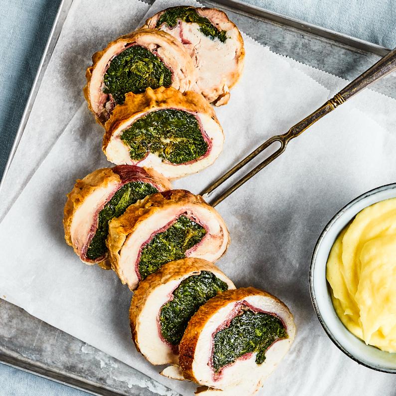 Świąteczna roladę z kurczaka z suszonym szynką, parmezanem i szpinakiem