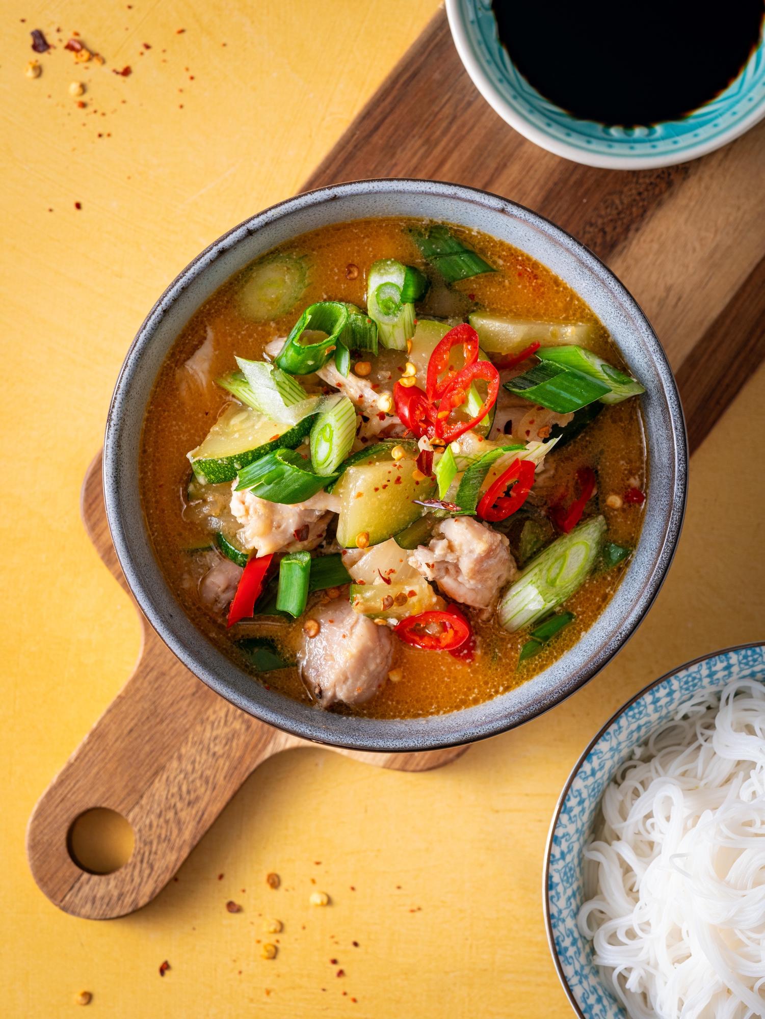 Tajskie curry z kurczakiem i makaronem ryżowym