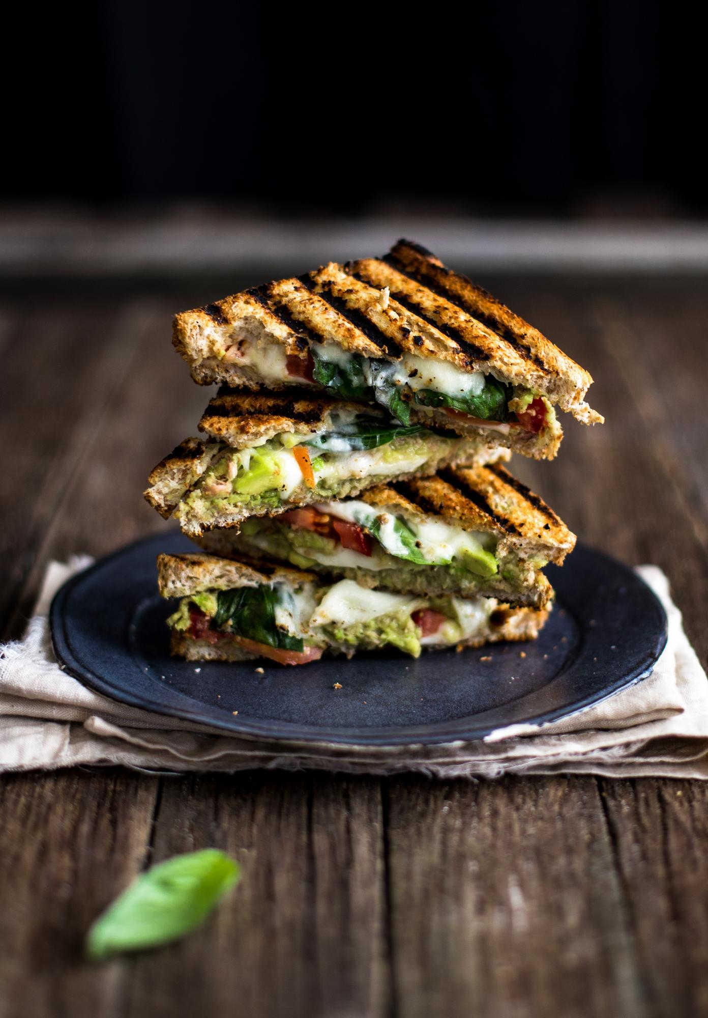 Zapiekane tosty z awokado i tuńczykiem