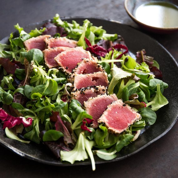 Tuńczyk w sezamowej panierce, z sałatą i dressingiem miodowym