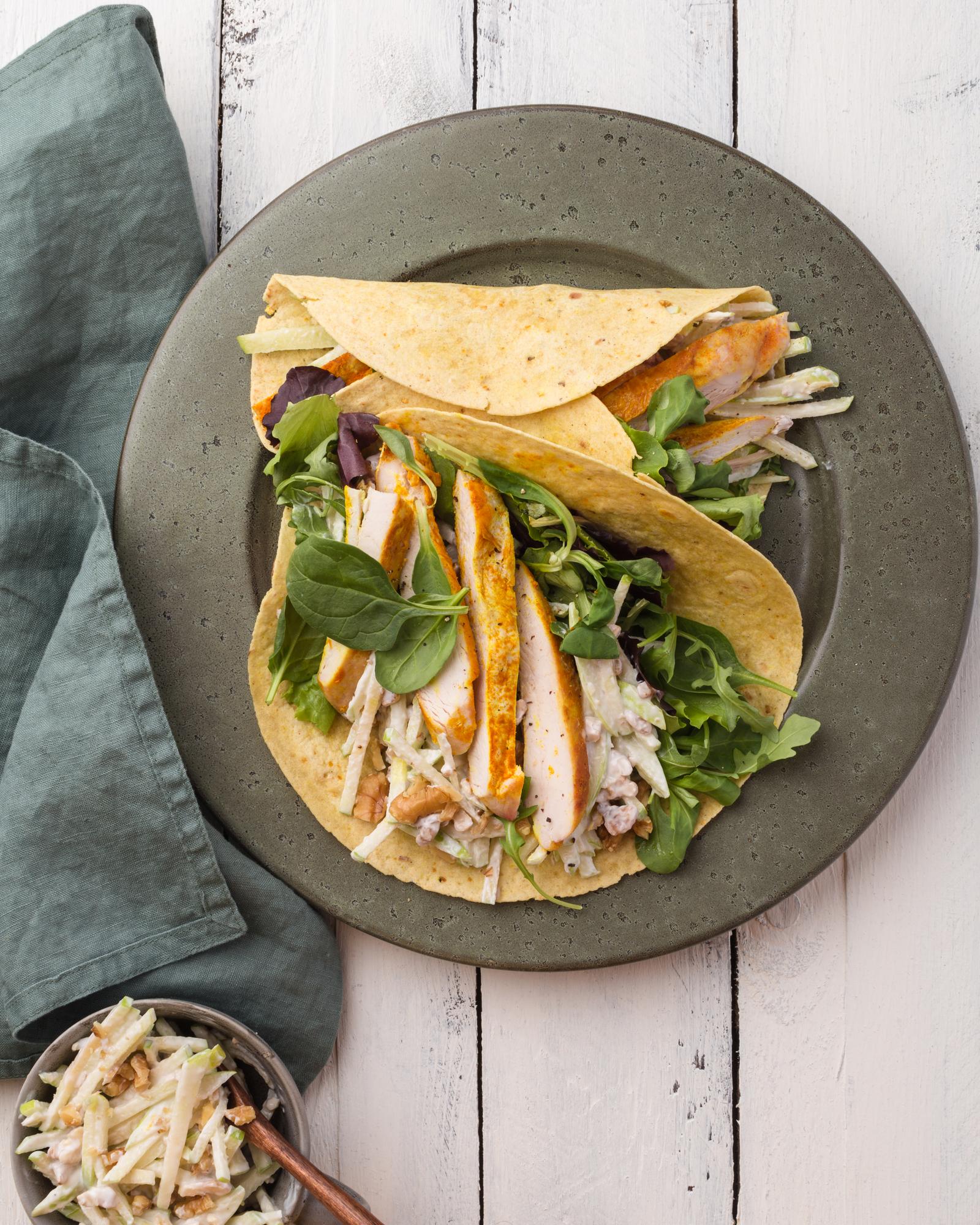Tortilla z sałatką waldorfską