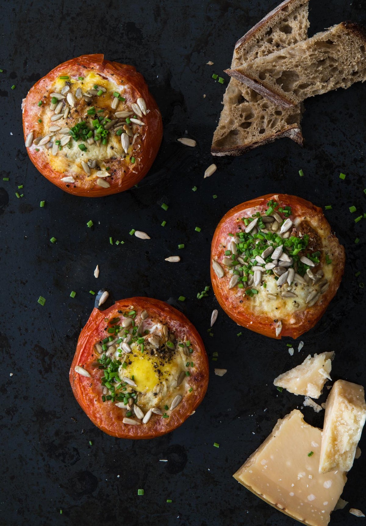 Pomidory zapiekane ze szczypiorkiem i parmezanem