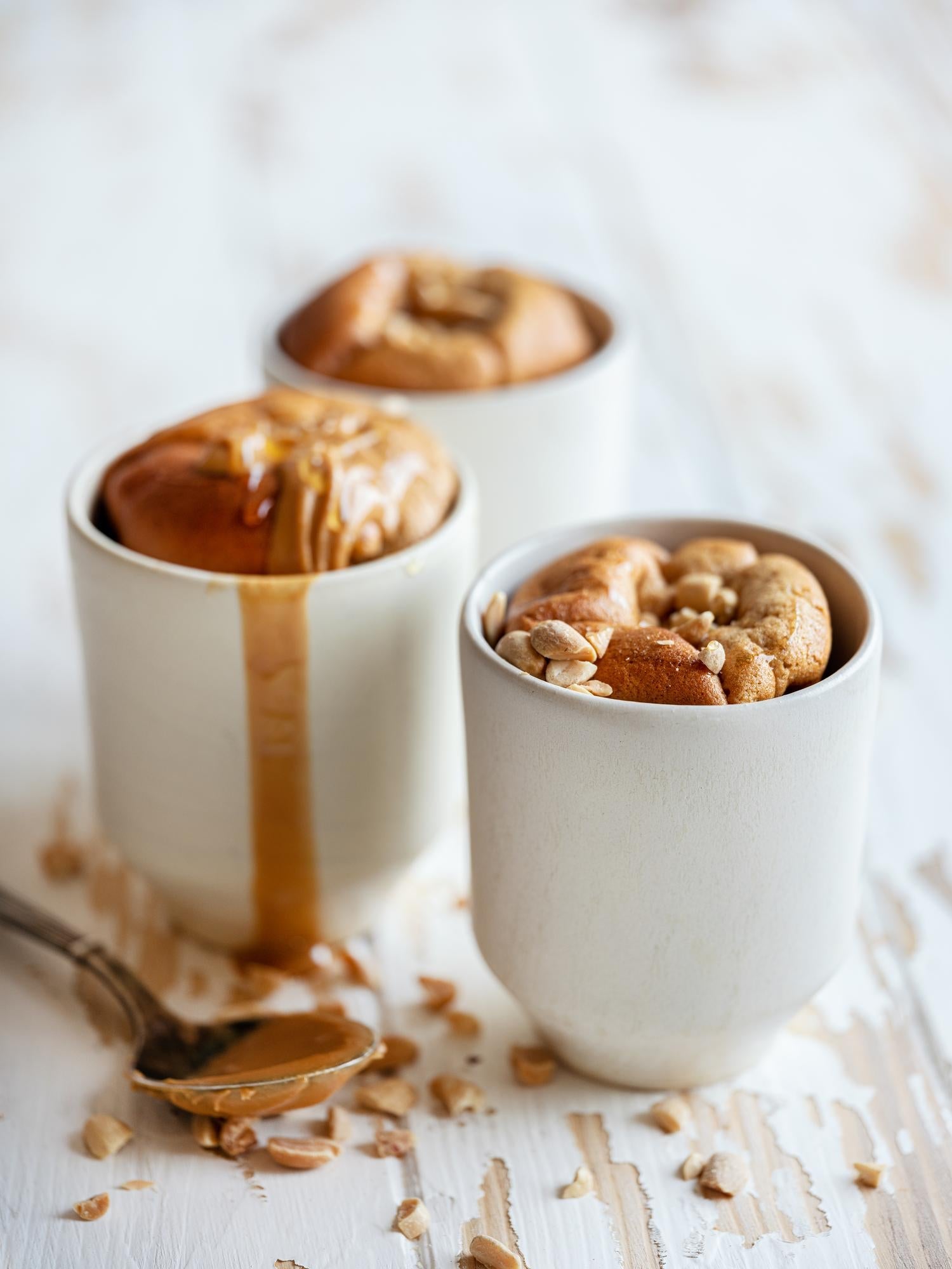 Waniliowy mug cake z masłem orzechowym