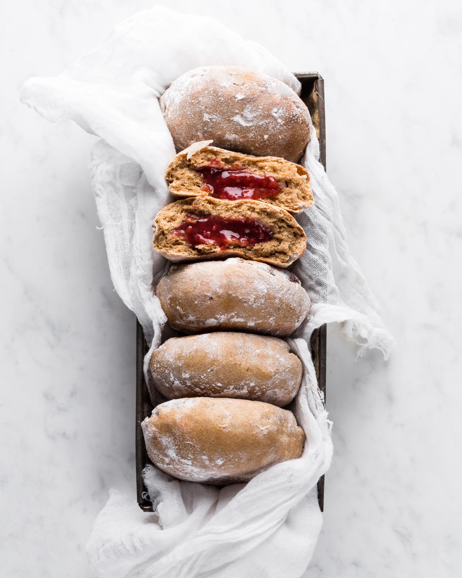 Pączki pełnoziarniste z konfiturą rabarbarową
