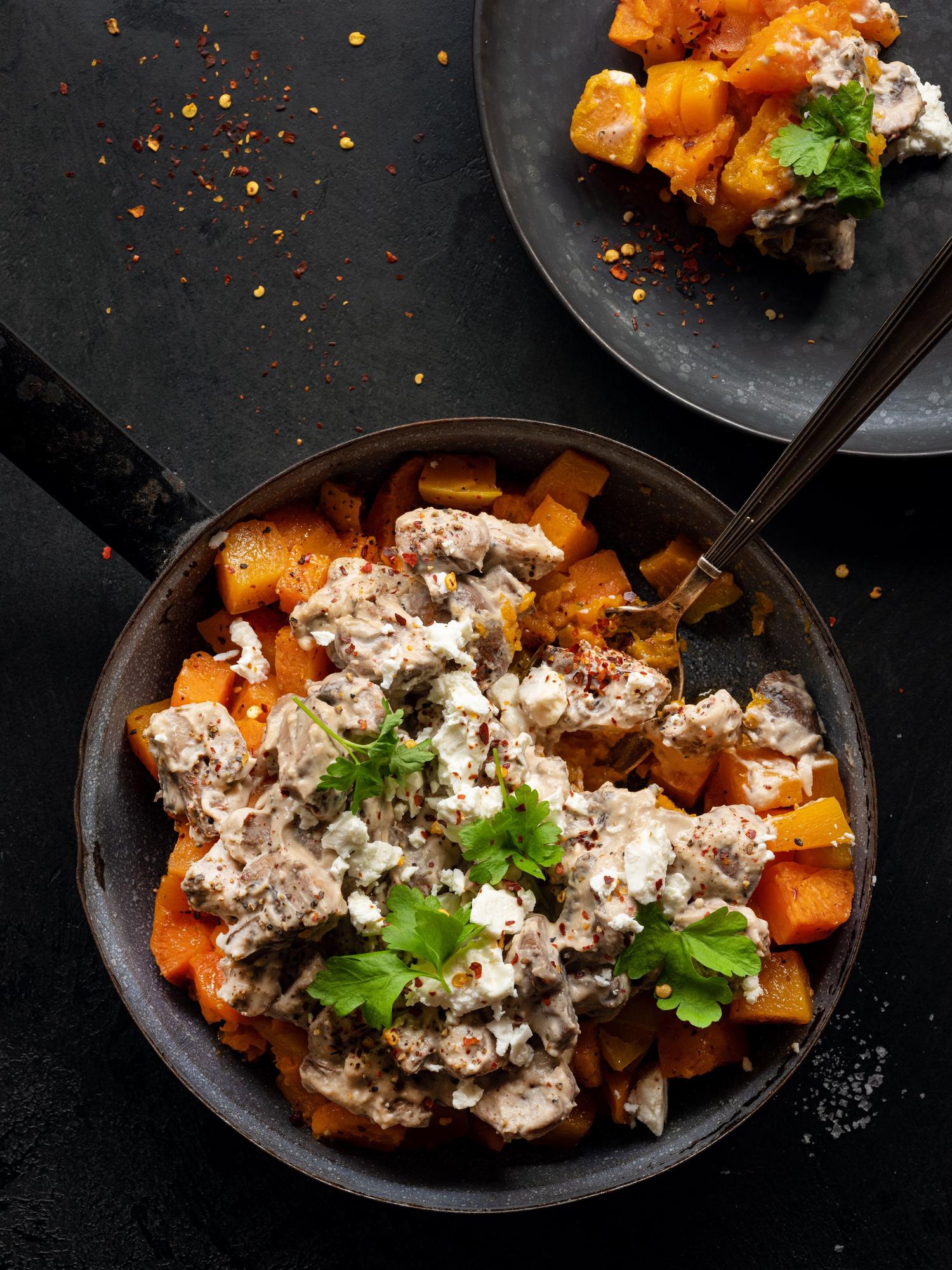 Pieczarki z serem, batatami i warzywami z jednej blachy