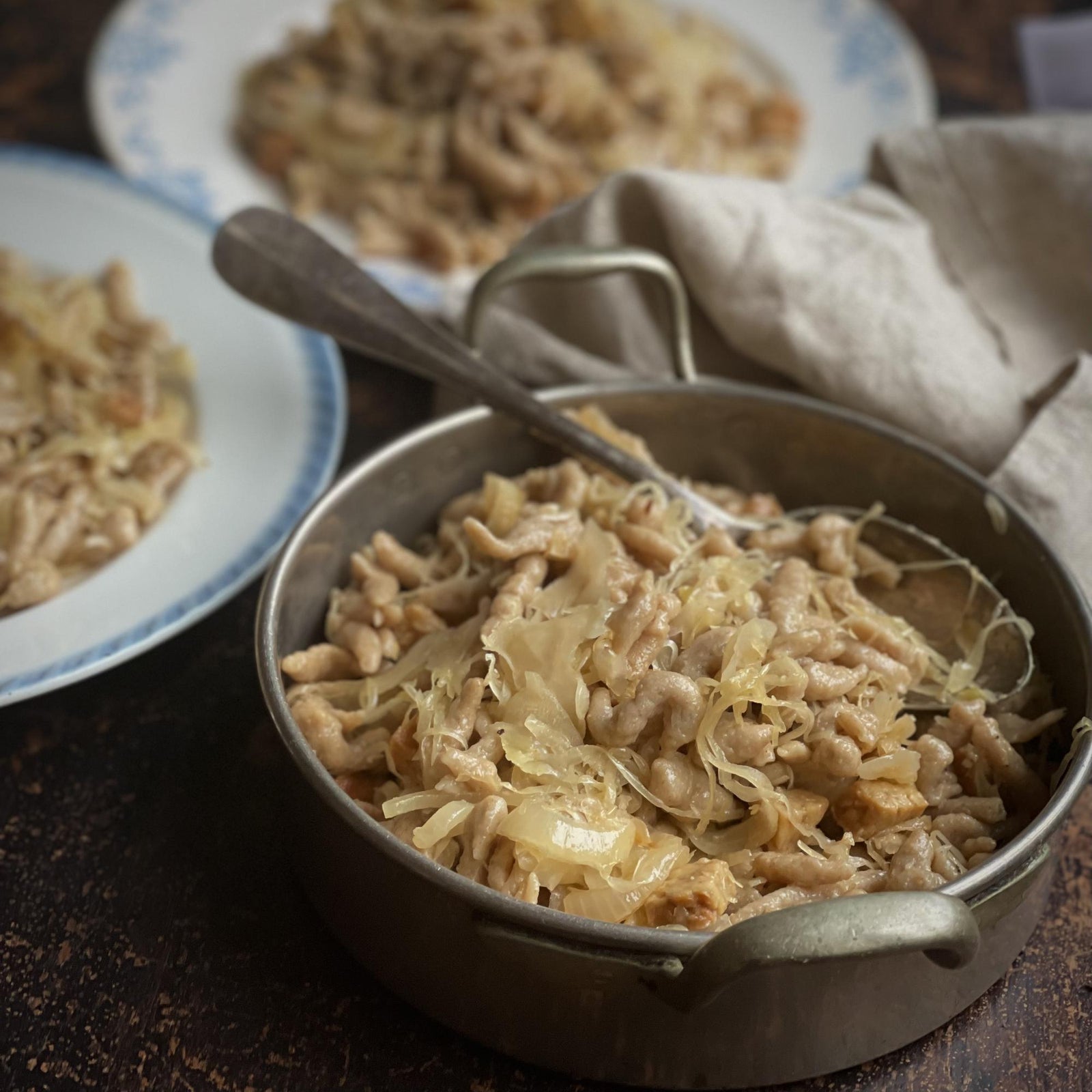 Żytnie haluszki z kapustą i tempehem
