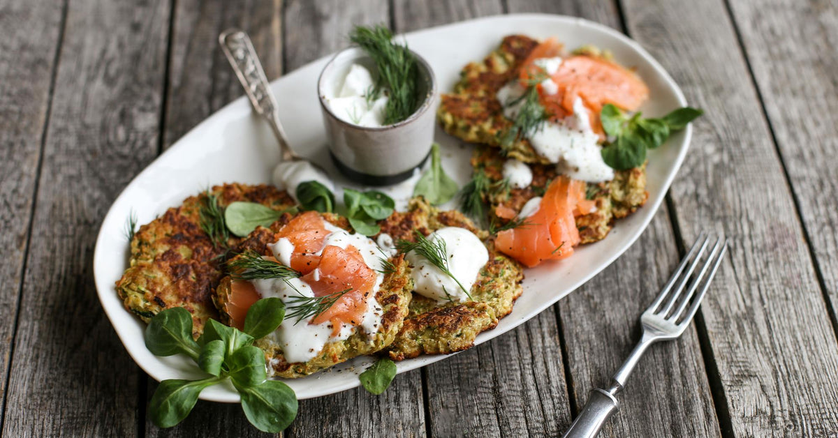 Placki ziemniaczane z cukinią i wędzonym łososiem