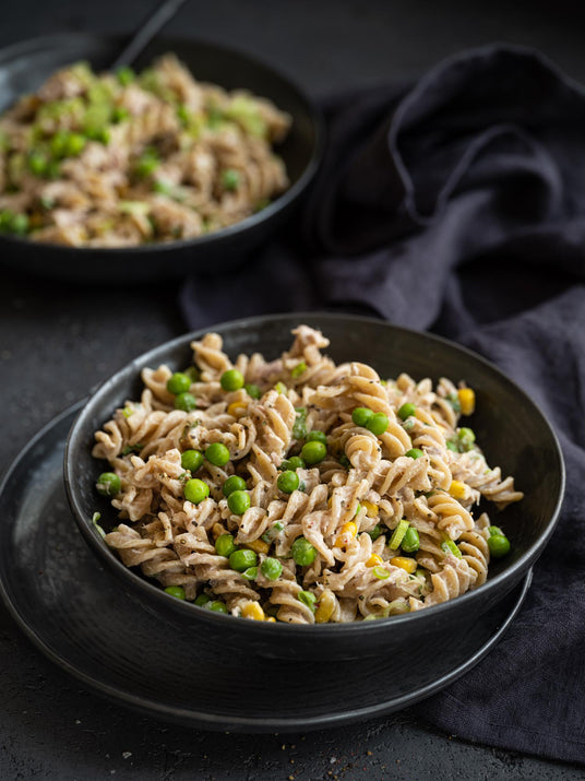 Sałatka makaronowa z tuńczykiem, kukurydzą i groszkiem